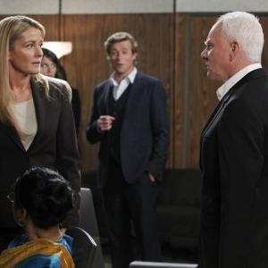 Still of Malcolm McDowell, Simon Baker and Louise Lombard in Mentalistas (2008)
