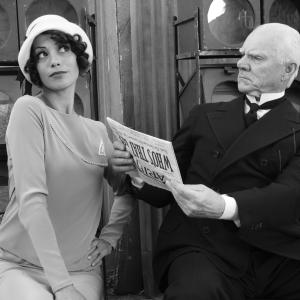 Still of Malcolm McDowell and Bérénice Bejo in Artistas (2011)