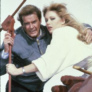 Still of Roger Moore and Tanya Roberts in Zvilgsnis i zmogzudyste 1985