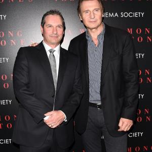 Liam Neeson and Scott Frank at event of Vaikstant tarp antkapiu (2014)