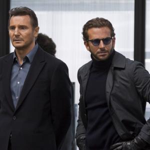 Still of Liam Neeson and Bradley Cooper in A komanda 2010
