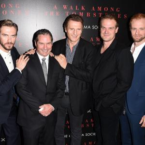 Liam Neeson, Scott Frank, David Thompson, Dan Stevens and Adam David Thompson at event of Vaikstant tarp antkapiu (2014)