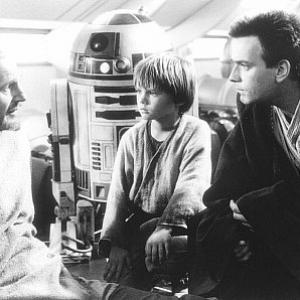 Still of Ewan McGregor Liam Neeson and Jake Lloyd in Zvaigzdziu karai epizodas I Pavojaus seselis 3D 1999