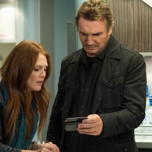 Still of Julianne Moore and Liam Neeson in Non-Stop (2014)