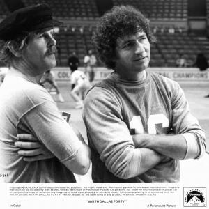 Still of Nick Nolte and Mac Davis in North Dallas Forty 1979