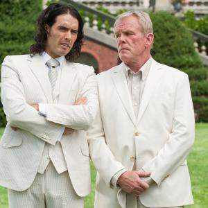Still of Nick Nolte and Russell Brand in Arthur 2011