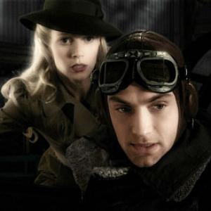 Still of Jude Law and Gwyneth Paltrow in Sky Captain and the World of Tomorrow 2004