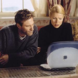 Still of Gwyneth Paltrow and Aaron Eckhart in Possession 2002