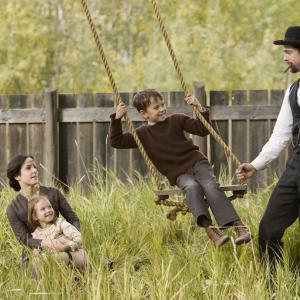Still of Brad Pitt, Mary-Louise Parker, Brooklynn Proulx and Dustin Bollinger in The Assassination of Jesse James by the Coward Robert Ford (2007)