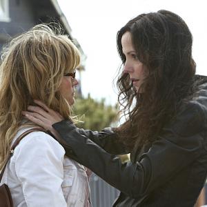 Still of Jennifer Jason Leigh and Mary-Louise Parker in Weeds (2005)