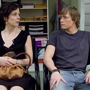Still of Mary-Louise Parker and Hunter Parrish in Weeds (2005)