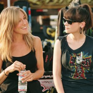 Still of Sarah Jessica Parker and Zooey Deschanel in Uzdelsta meile (2006)