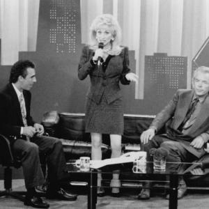 Still of Dolly Parton, Spalding Gray and Jay Thomas in Straight Talk (1992)
