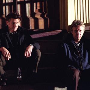 Still of Tim Robbins and Sean Penn in Mistine upe (2003)