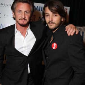 Sean Penn and Diego Luna at event of Milk 2008