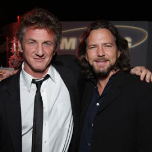 Sean Penn and Eddie Vedder at event of Into the Wild 2007
