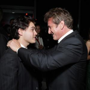 Sean Penn and Emile Hirsch at event of Into the Wild 2007