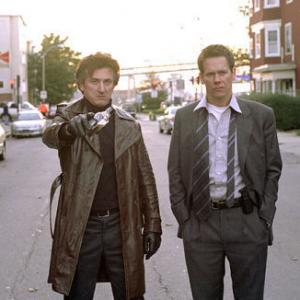 Still of Kevin Bacon and Sean Penn in Mistine upe (2003)