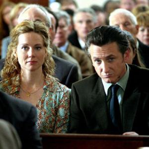 Still of Sean Penn and Laura Linney in Mistine upe (2003)
