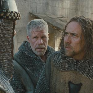 Still of Nicolas Cage and Ron Perlman in Juodosios raganos metai (2011)