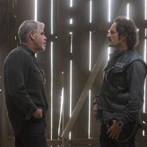 Still of Ron Perlman and Kim Coates in Sons of Anarchy 2008