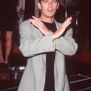 Luke Perry at event of The X Files 1998