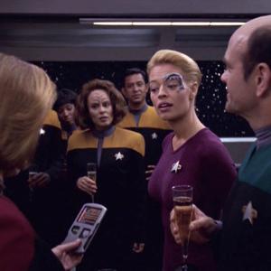 Still of Kate Mulgrew, Robert Picardo, Jeri Ryan and Roxann Dawson in Star Trek: Voyager (1995)