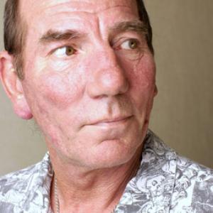 Pete Postlethwaite at event of Between Strangers 2002