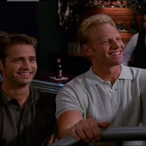 Still of Jason Priestley and Ian Ziering in Beverli Hilsas, 90210 (1990)