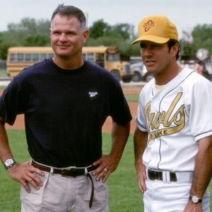 Dennis Quaid right picks up a few pointers from Jim Morris left upon whose life the story of The Rookie is based