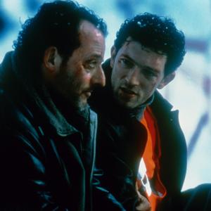 Still of Jean Reno and Vincent Cassel in Les rivières pourpres (2000)