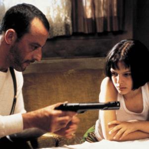 Still of Natalie Portman and Jean Reno in Leonas (1994)