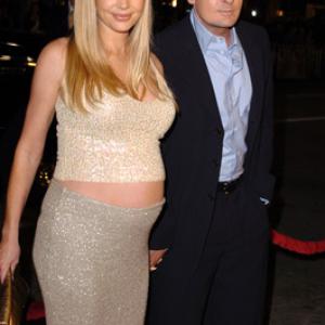 Charlie Sheen and Denise Richards at event of The Big Bounce (2004)
