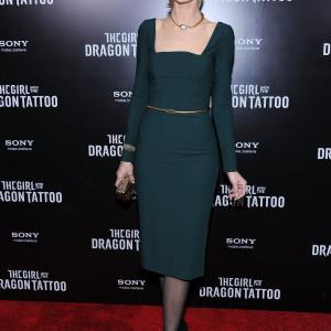 Joely Richardson at event of Mergina su drakono tatuiruote (2011)