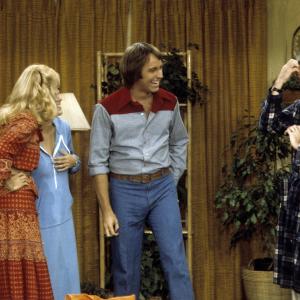 Still of John Ritter Norman Fell Suzanne Somers and Joyce DeWitt in Threes Company 1977