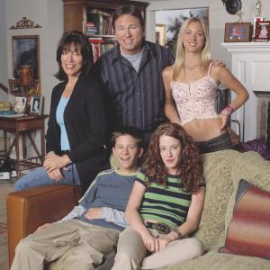 Still of John Ritter, Katey Sagal, Kaley Cuoco-Sweeting, Amy Davidson and Martin Spanjers in 8 Simple Rules... for Dating My Teenage Daughter (2002)