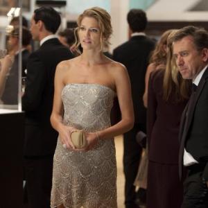 Still of Tim Roth and Tricia Helfer in Melo teorija 2009