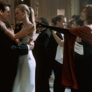 Still of Pierce Brosnan and Rene Russo in Tomo Krauno afera (1999)