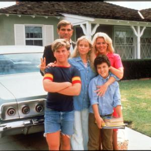 Still of Fred Savage, Olivia d'Abo, Jason Hervey, Dan Lauria and Alley Mills in The Wonder Years (1988)