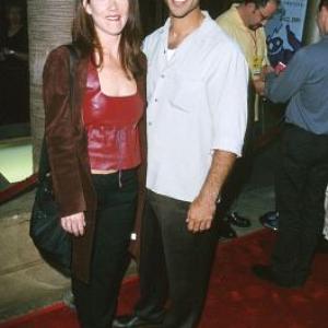 Johnathon Schaech and Christina Applegate at event of The Broken Hearts Club: A Romantic Comedy (2000)