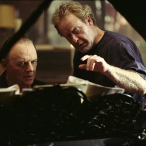 Still of Anthony Hopkins and Ridley Scott in Hannibal 2001