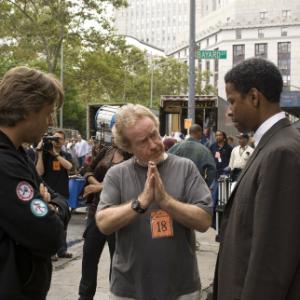 Russell Crowe Denzel Washington and Ridley Scott in American Gangster 2007