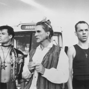 Still of Terence Stamp, Guy Pearce and Hugo Weaving in The Adventures of Priscilla, Queen of the Desert (1994)