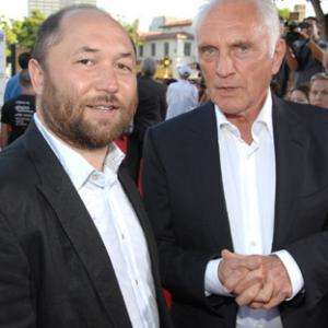 Terence Stamp and Timur Bekmambetov at event of Ieskomas (2008)