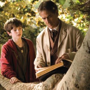 Still of David Strathairn and Freddie Highmore in The Spiderwick Chronicles (2008)