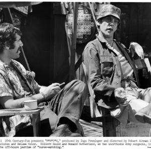 Still of Donald Sutherland and Elliott Gould in MASH (1970)