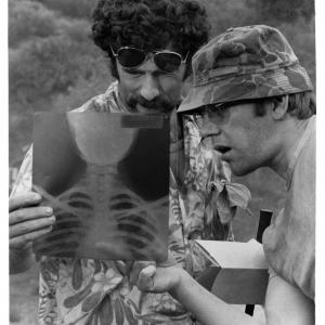 Still of Donald Sutherland and Elliott Gould in MASH 1970