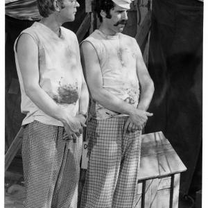 Still of Donald Sutherland and Elliott Gould in MASH (1970)
