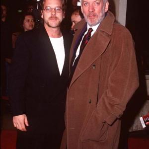 Donald Sutherland and Kiefer Sutherland at event of Outbreak 1995