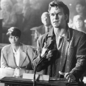 Still of Patrick Swayze and Halle Berry in Father Hood (1993)